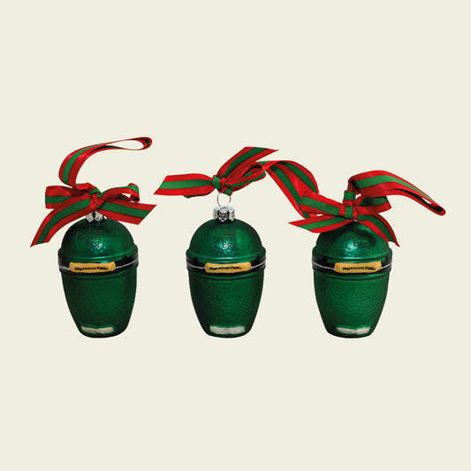 Set van 3 kerstballen in de vorm van de Big Green Egg. De kerstballen hebben net als de originele Big Green Egg kamado's het logo op het handvat en de dome. Zelfs de luchtregelaar aan de onderkant van de kamado zit op zijn plaats. De ophangoogjes zijn voorzien van een sierlijke strik in de kleuren rood en groen. 