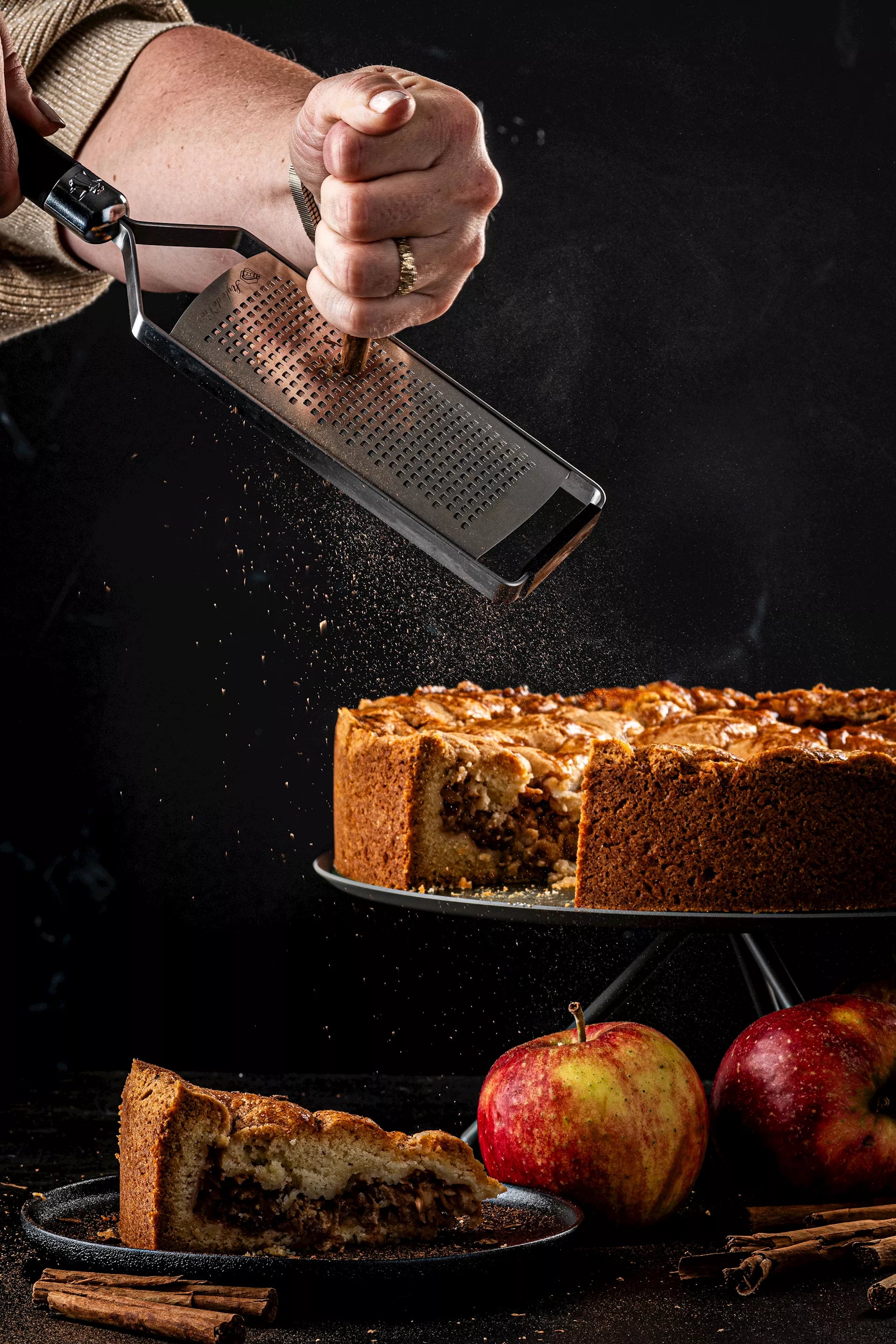 Dezelfde fijne rasp van het merk Laguiole. De rasp wordt gebruikt om kaneel te raspen boven een versgebakken appeltaart.