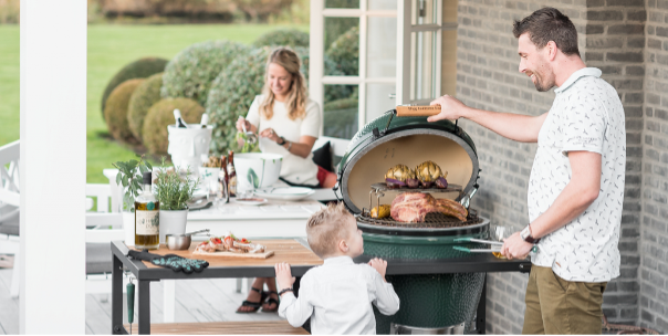 Hetzelfde multi level rack geplaatst in een Big Green Egg kamado. Doordat het rack op het RVS rooster van de kamado is geplaatst onstaat er een tweede level waarop ook gekookt kan worden. 